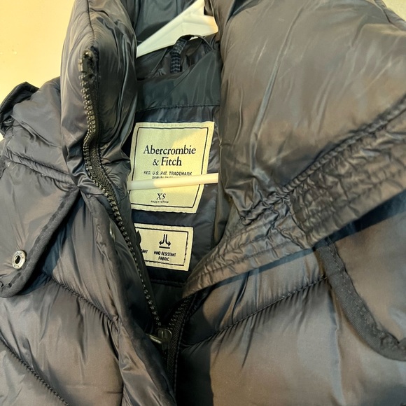 Abercrombie and Fitch almost new navy puffer jacket - Picture 2 of 3